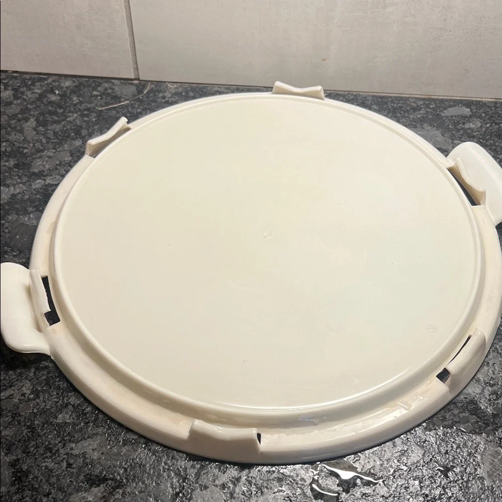 Vintage Green Cake Carrier with White Handle. 11x5.5. Exc condition